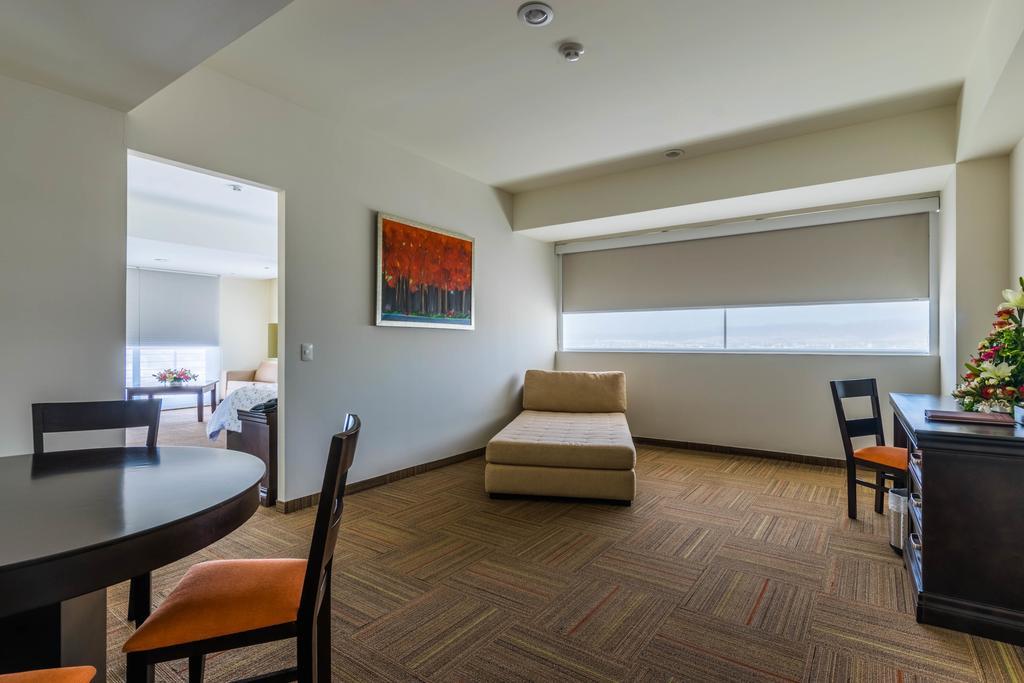 Hotel Stadium Леон Екстериор снимка A suite at the hotel